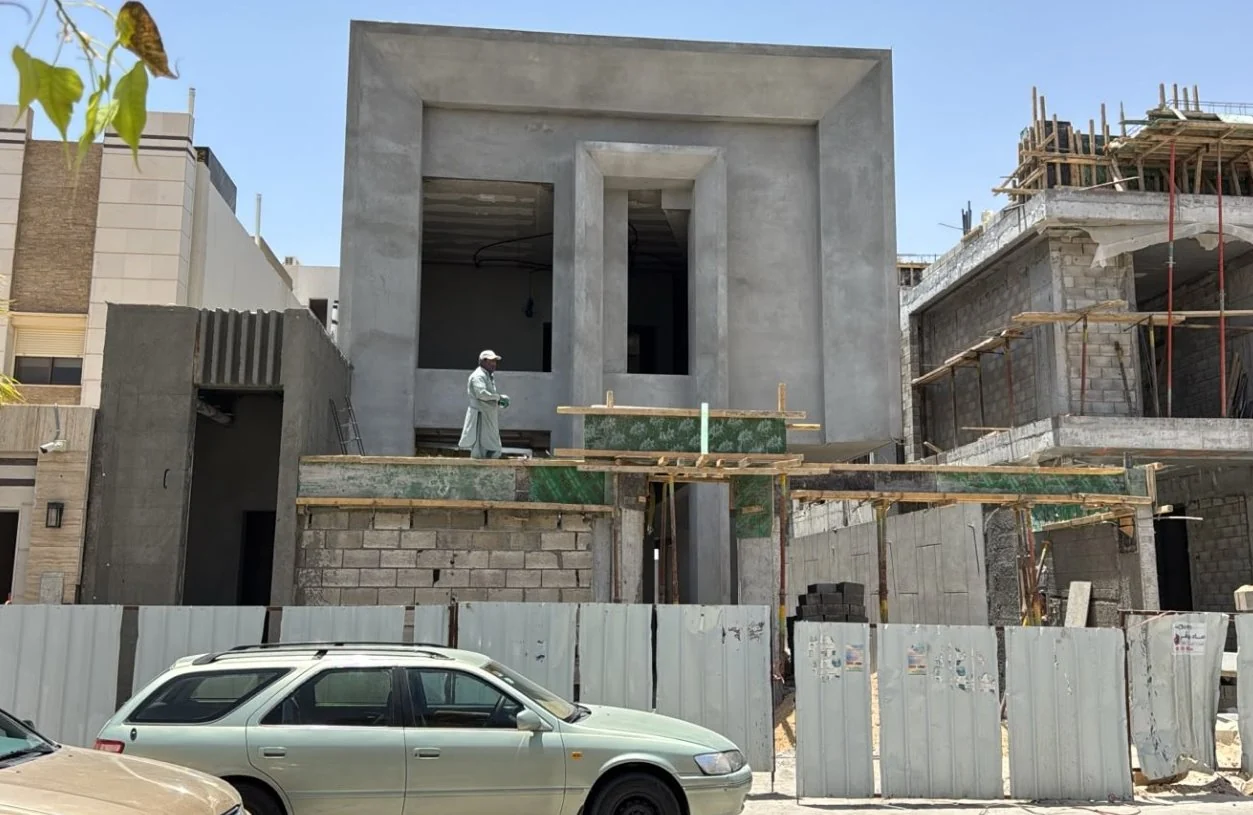 أعمال الواجهة الخارجية لمبنى قيد التنفيذ