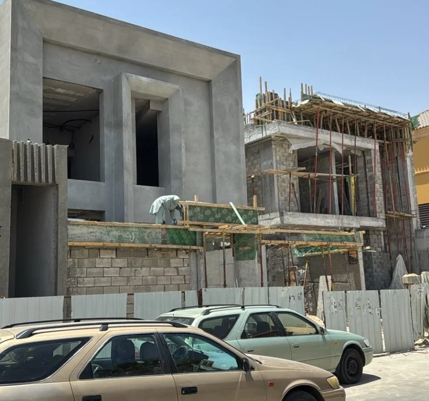 أعمال الواجهات في مبنى قيد التنفيذ