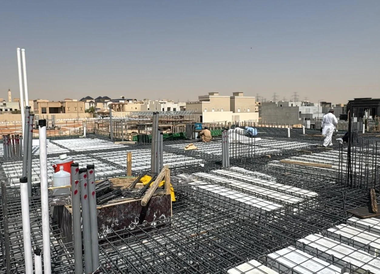 أعمال تسليح سقف في موقع إنشائي