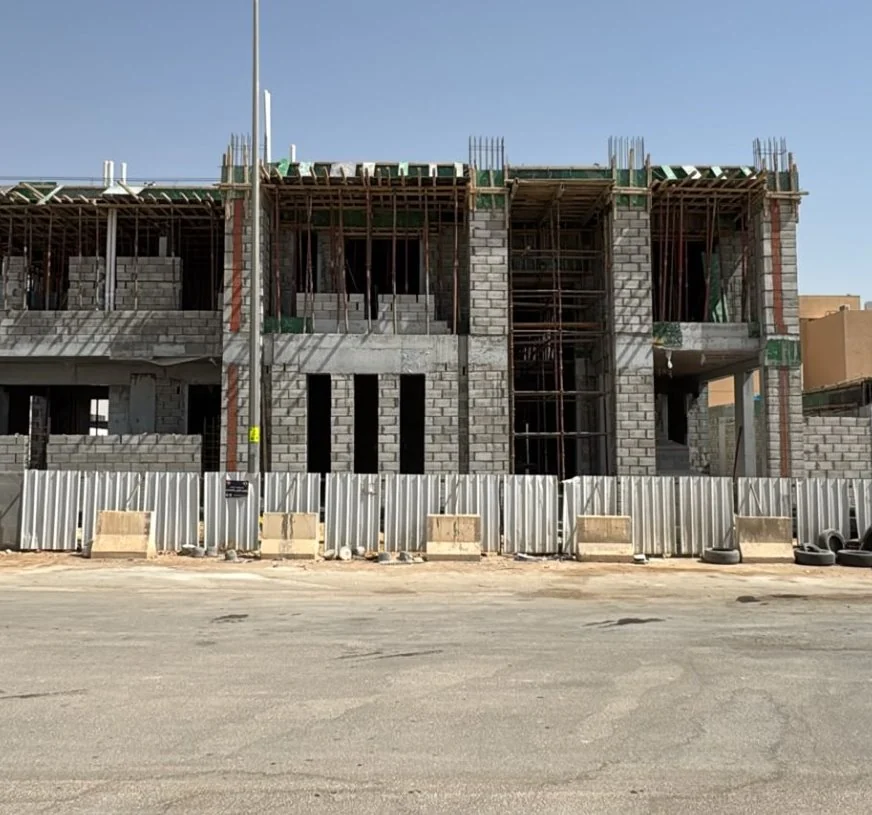 أعمال الهيكل الإنشائي لمبنى قيد التنفيذ